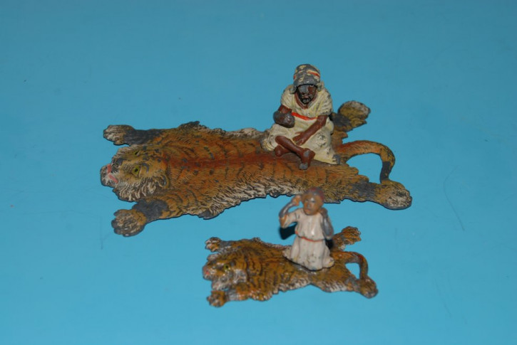 antike Georg Heyde Figuren * 2 Beduinen auf Tigerfellen * 1900