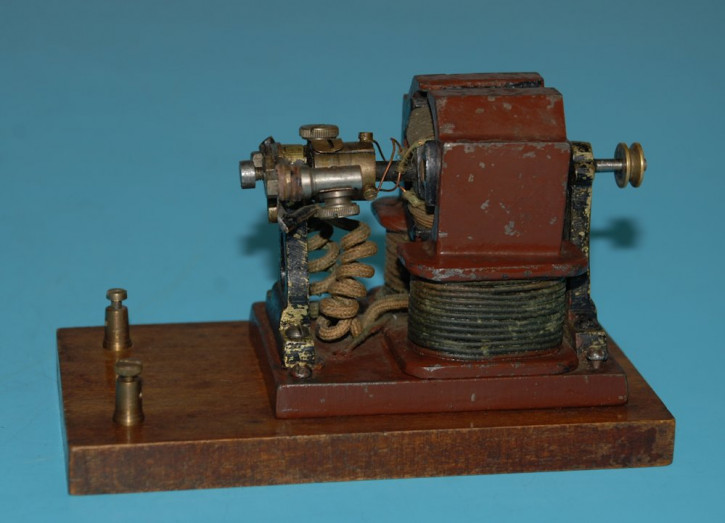 uralter Motor 5,6 Volt offene Bauweise auf Holzsockel * um 1900