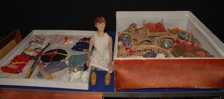 antique doll with 6 clothes in the box * at 1911-1915