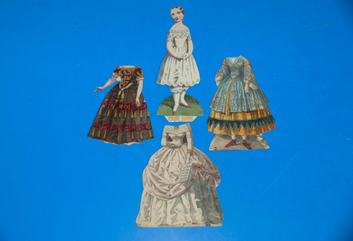 Biedermeier Ankleidepuppe mit 3 Kleidern * um 1850-1860