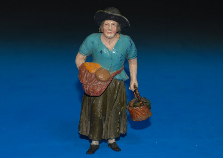 uralte Krippenfigur * Marktfrau mit Körben * um 1840-1860