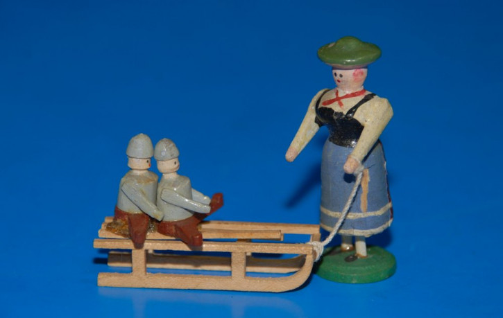 Erzgebirge figures mother with twins on sledges * Seiffen twenti