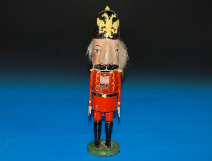 Erzgebirge seltener Nussknacker Soldat mit Pickelhaube * um 1860 – 1880