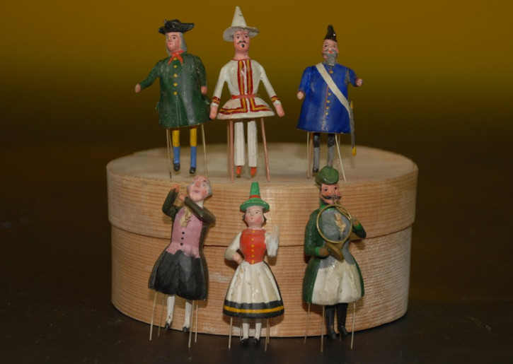 Erzgebirge Borstenkinnel * 6 pieces of piano figures in the shaving box * at 1890