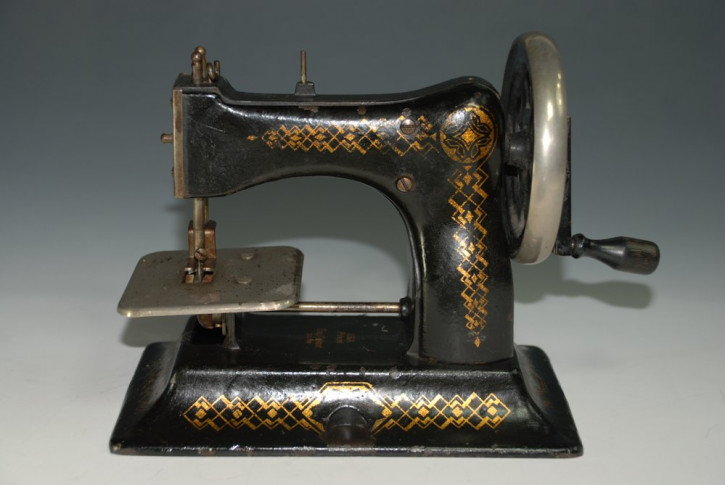 BING child sewing machine made of cast iron with gold decoration * at 1910-1920