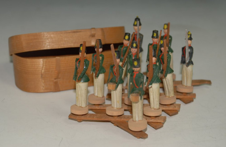 Erzgebirge Soldaten-Schere mit 12 Figuren in der Spanschachtel * Seiffen um 1900