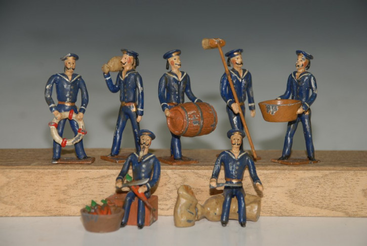 7 navy tin figures in a blue uniform * activities on the ship deck * at 1900