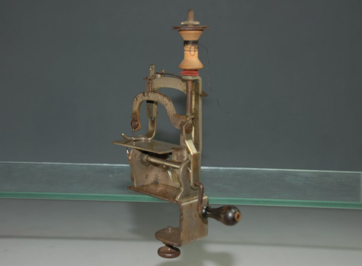 antique miniature journey sewing machine * of La QUEEN 22405 * France at 1890