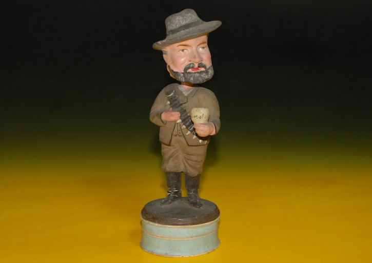 Kopfwackelfigur aus Pappmaché * Candybox - Soldat mit Patronengurt * um 1900