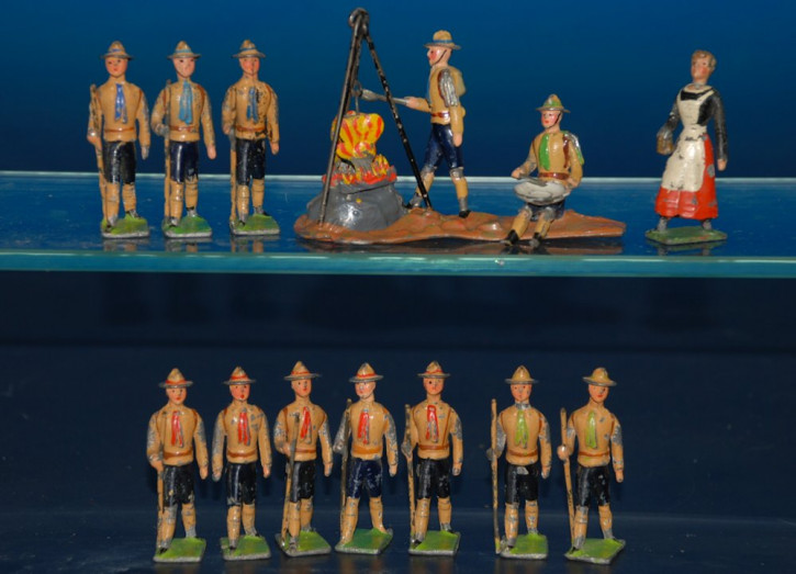 13 antique G. Heyde tin figures * boy scouts scene with campfire * at 1900