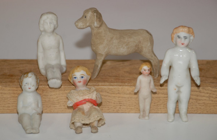 6 x antique dollhouse accessories * dog & porcelain dolls * around 1860/1880