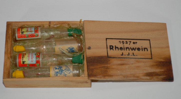 4 glass wine bottles in wooden box * Rhine wine from 1937