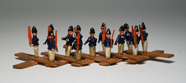 Erzgebirge Seiffener Miniatur * Soldaten Schere mit 13 Figuren * Preußen um 1910/20