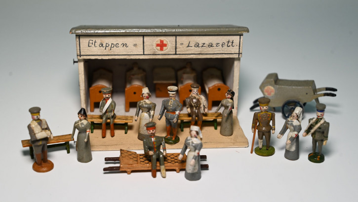 Erzgebirge Seiffener Miniatures * Stages of the First World War Hospital * around 1915