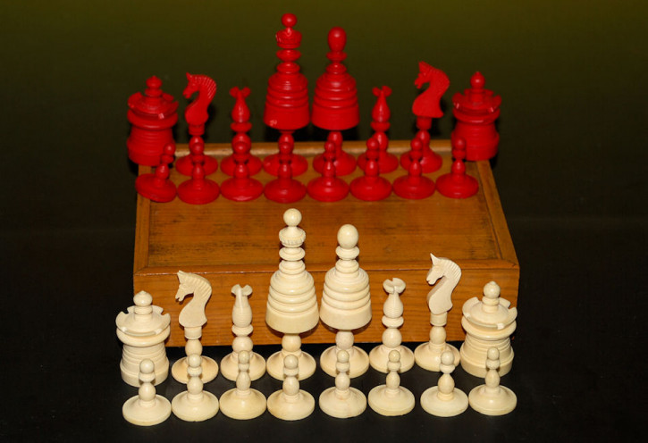 Schachspiel aus Bein gedrechselt in orig. Holzbox * um 1860-70