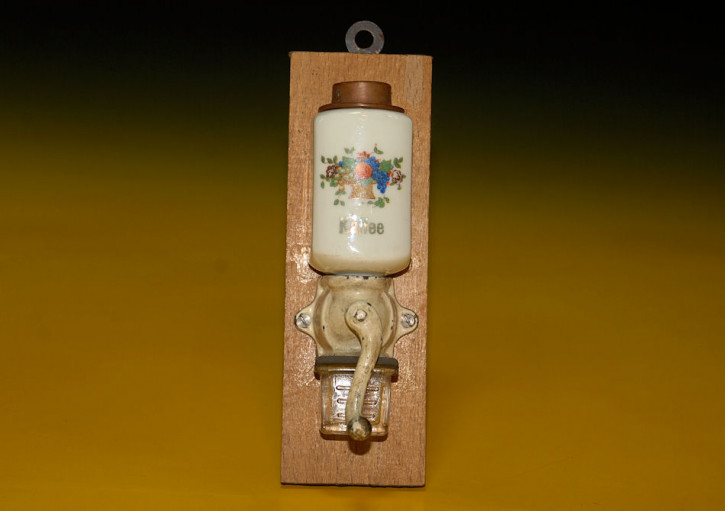 Puppenküchen Wandkaffeemühle * Früchtekorb * um 1900-1920