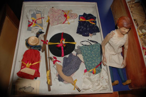 antique doll with 6 clothes in the box * at 1911-1915