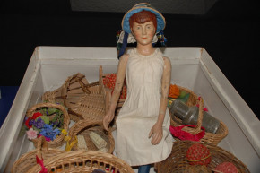 antique doll with 6 clothes in the box * at 1911-1915