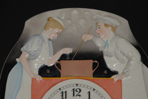 Max Roesler Rodach Küchen Uhr mit figürlichen Relief * 1900-1910