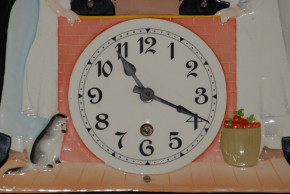 Max Roesler Rodach Küchen Uhr mit figürlichen Relief * 1900-1910