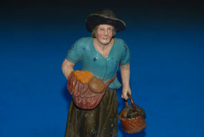 uralte Krippenfigur * Marktfrau mit Körben * um 1840-1860