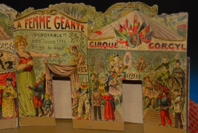uraltes Jahrmarkt Spiel, Menagerie mit erzgebirgischen Borstenkinnel - Wackelfiguren * um 1900