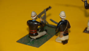 8 antique tin figures * french Colonial soldiers with machine-gun * at 1900