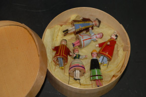 Erzgebirge Borstenkinnel * 6 pieces of piano figures in the shaving box * at 1890