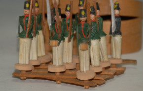 Erzgebirge Soldaten-Schere mit 12 Figuren in der Spanschachtel * Seiffen um 1900