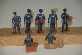 7 Marine Zinnfiguren in blauer Uniform * Tätigkeiten auf dem Schiffsdeck * um 1900