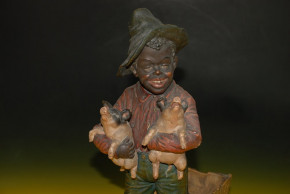 uralte Keramik Figur * Junge mit 2 Ferkeln * Deutschland um 1900