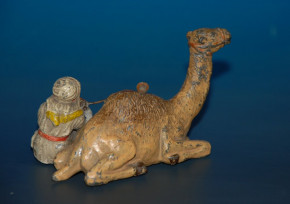 antique Heyde tin figure * Bedouin smoking more sedentarily with dromedary * at 1900