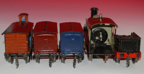 uralter Märklin Uhrwerkzug mit 3 Eisenbahnwagen * Spur 1