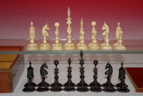 antique chess set in wooden box * Leg turned around 1860/1880