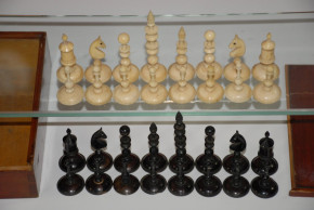 antique chess set in wooden box * Leg turned around 1860/1880