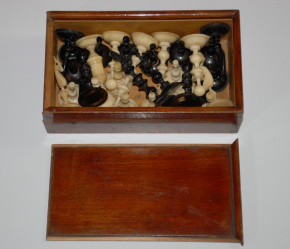 antique chess set in wooden box * Leg turned around 1860/1880