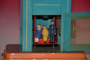 Doll & Cie. DAMO lift with 3 figures * electric & illuminated * twenties / thirties