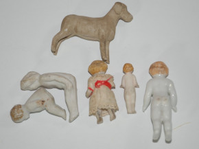 6 x antique dollhouse accessories * dog & porcelain dolls * around 1860/1880