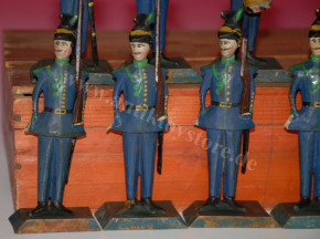 11 antique Grödnertal soldiers * Bavarian hunters in the original wooden box * at 1850