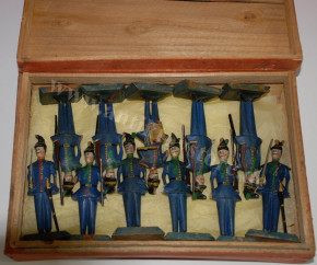 11 antique Grödnertal soldiers * Bavarian hunters in the original wooden box * at 1850