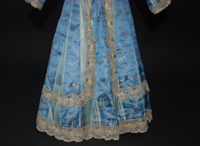 herrschaftliches Puppenkleid aus Seide & Silberfadenspitze * um 1860