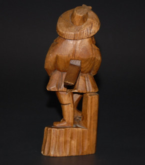 alter Nußknacker Holz geschnitzt "Baumeister" * Russland um 1900