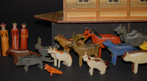 antique Seiffen half-timbered board ark with 5 figures & 42 animals * german at 1880/1890