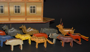 antique Seiffen half-timbered board ark with 5 figures & 42 animals * german at 1880/1890