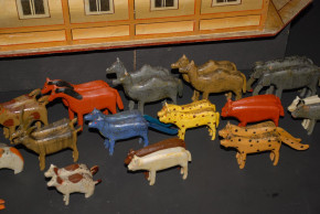 antique Seiffen half-timbered board ark with 5 figures & 42 animals * german at 1880/1890