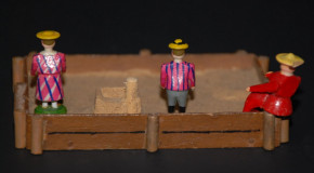 Erzgebirge miniatures * sandpit with 3 figures * L. Hiemann 1920s