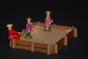 Erzgebirge miniatures * sandpit with 3 figures * L. Hiemann 1920s