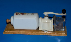 antike Puppenküchen Wandkaffeemühle * Kindermotiv * um 1900