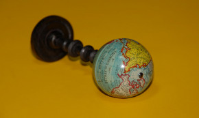 Kinder Globus * lithogr. Blech & gedrechseltes Holz * um 1920