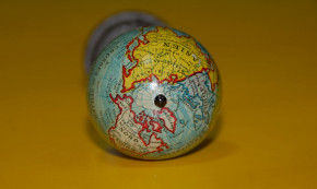 Kinder Globus * lithogr. Blech & gedrechseltes Holz * um 1920